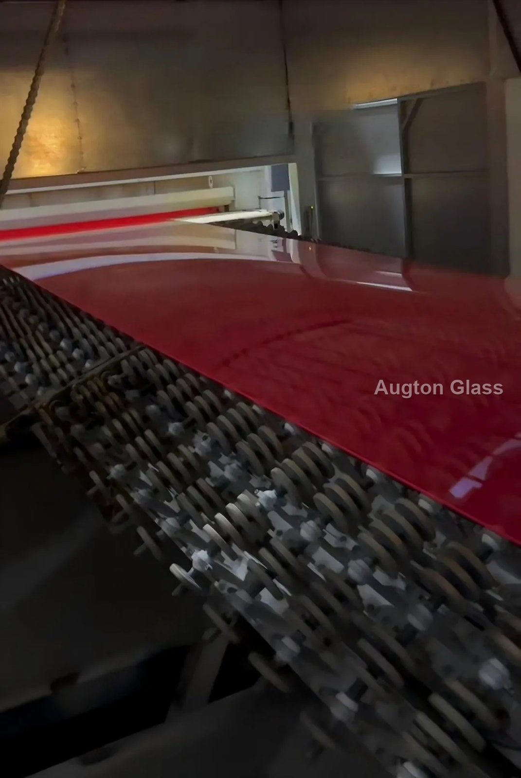 Horizontal bending: the hot lite takes its shape over the section mould before controlled annealing.