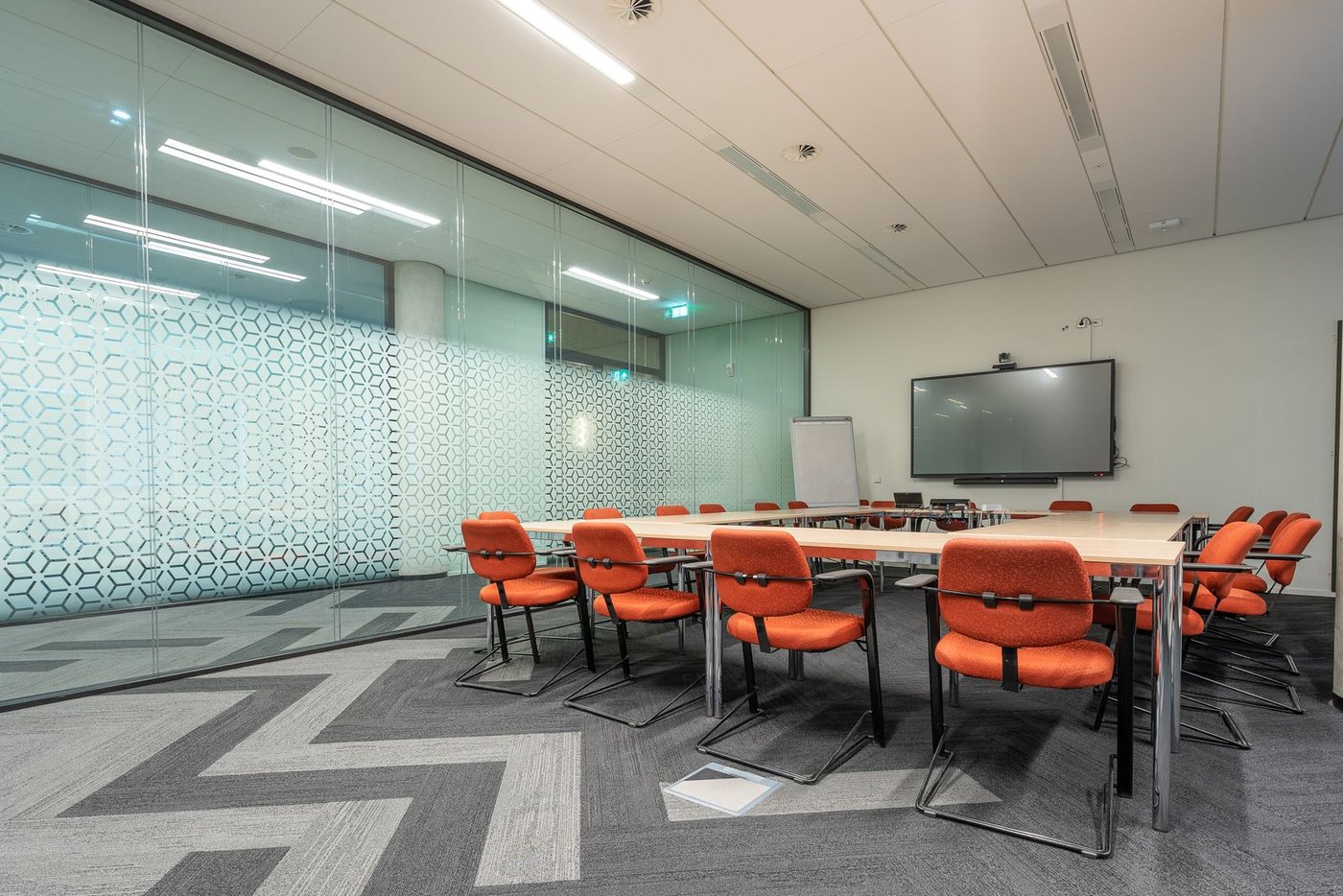 Manifestation on a meeting-room envelope: privacy where it is needed, transparency where it is not.